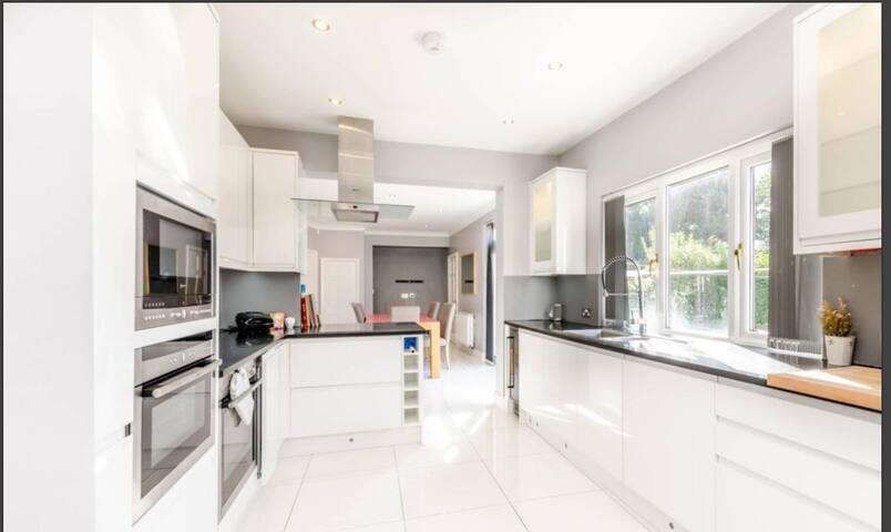 Luxury House in Pinner, 30 min to Central London. gallery image 5