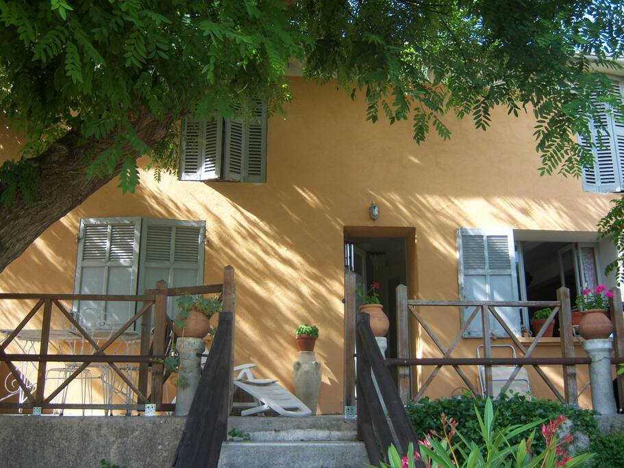 La maison vue du jardin en contre bas.