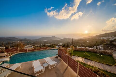 Stylish Villa w/Pool, Jacuzzi, BBQ & Children Area