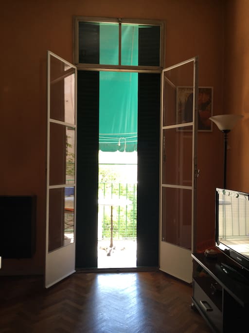 Puerta al balcón en zona común.