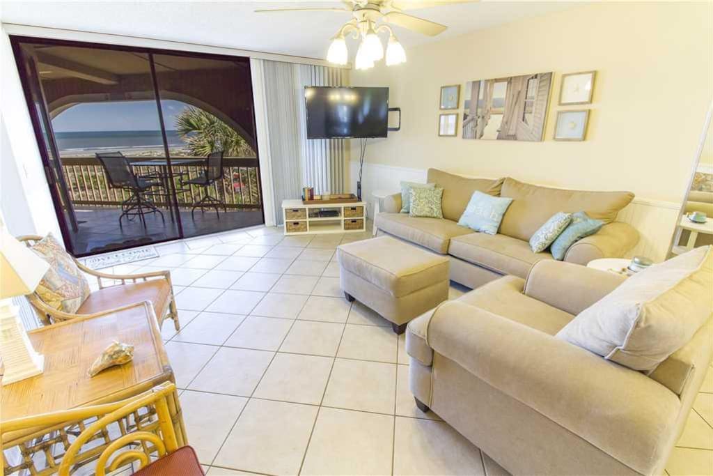 Great Space - The living room furnishings are comfortable, the view is spectacular, and the Florida experience is just around the