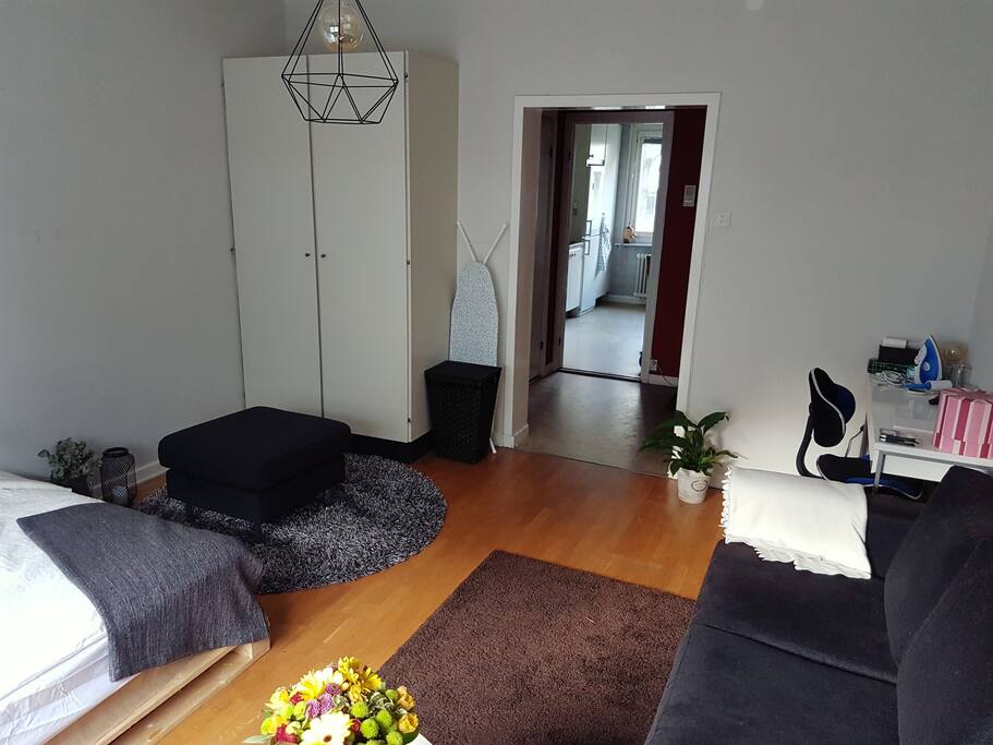 Arbetsyta med skrivbord och datorstol