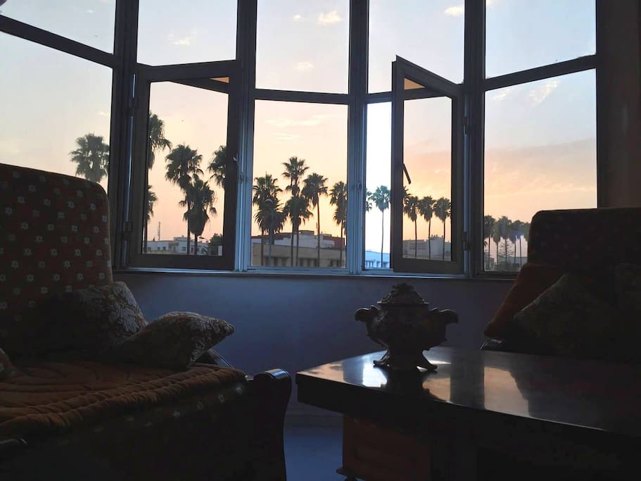 Living room: Sunset from the living room for the lovers of palmtrees