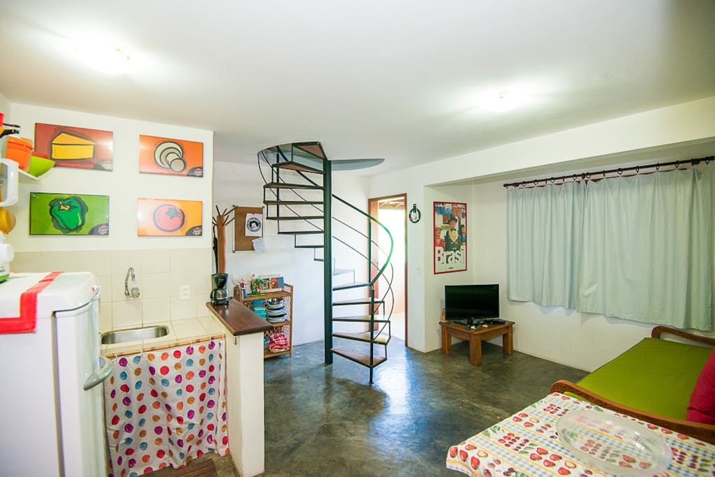 Parte Baixa:
cozinha, sala estar, sala jantar, lavabo e varanda