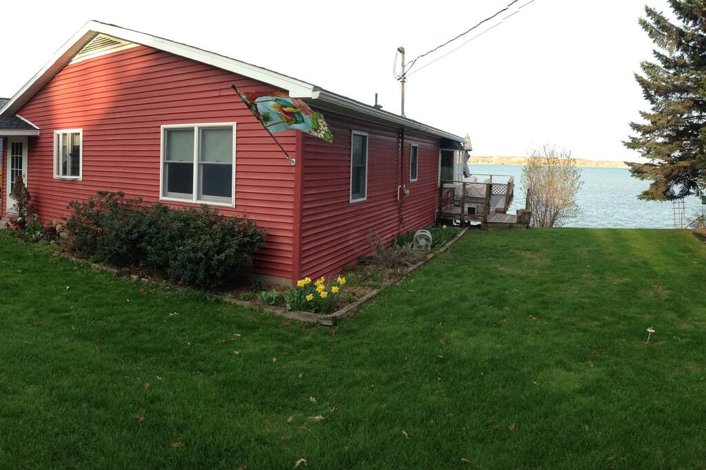 Forever Red Cottage on Cayuga Lake Houses for Rent in Seneca Falls