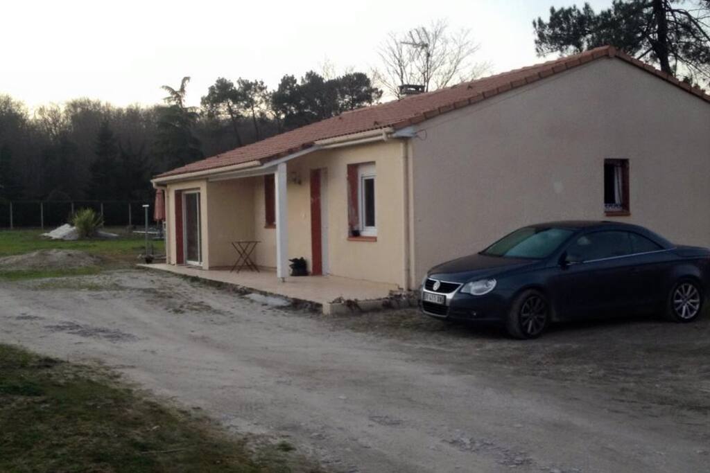 La maison vue de l'extérieur, mais depuis peu la facade a été rénové, il faut que je l'a reprenne en photo :)