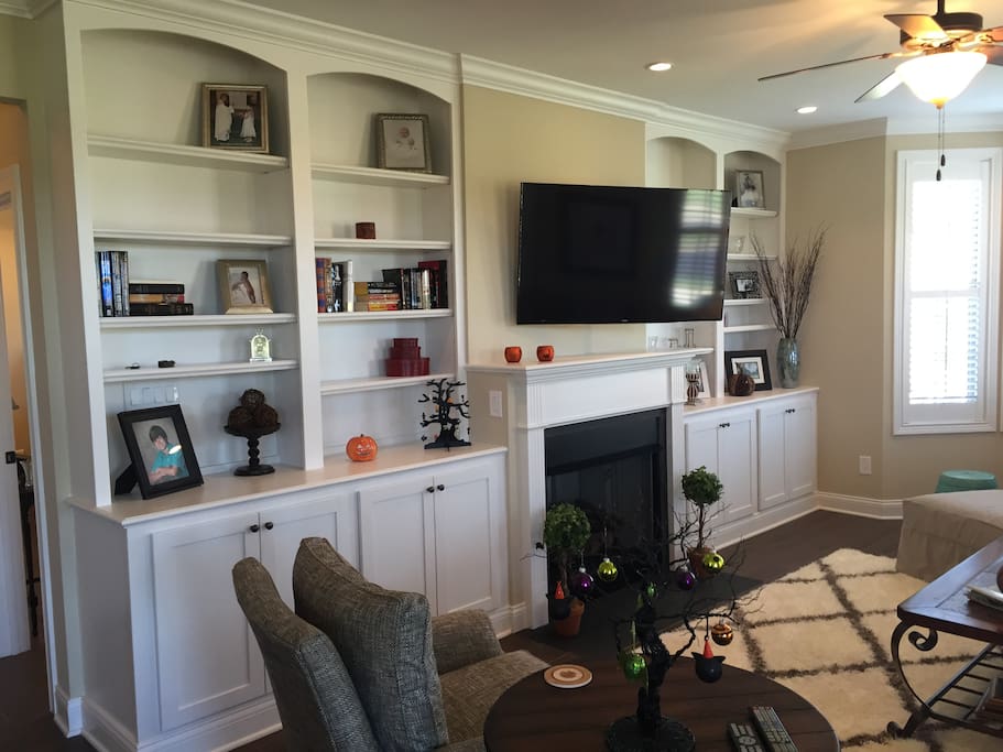 Beautiful built-in bookshelves in family room