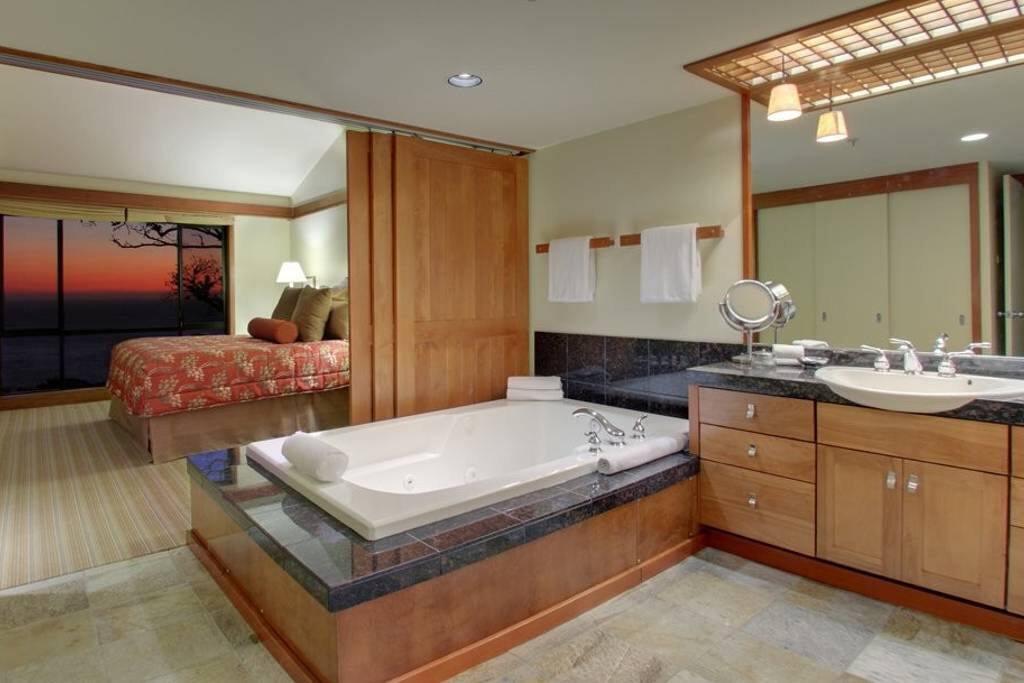 Bedroom with ocean view, Jacuzzi and spacious bath suite