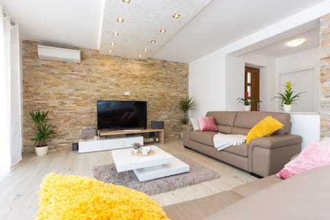 Successful Airbnb property: Villa Sara-happy family holiday in Brzac