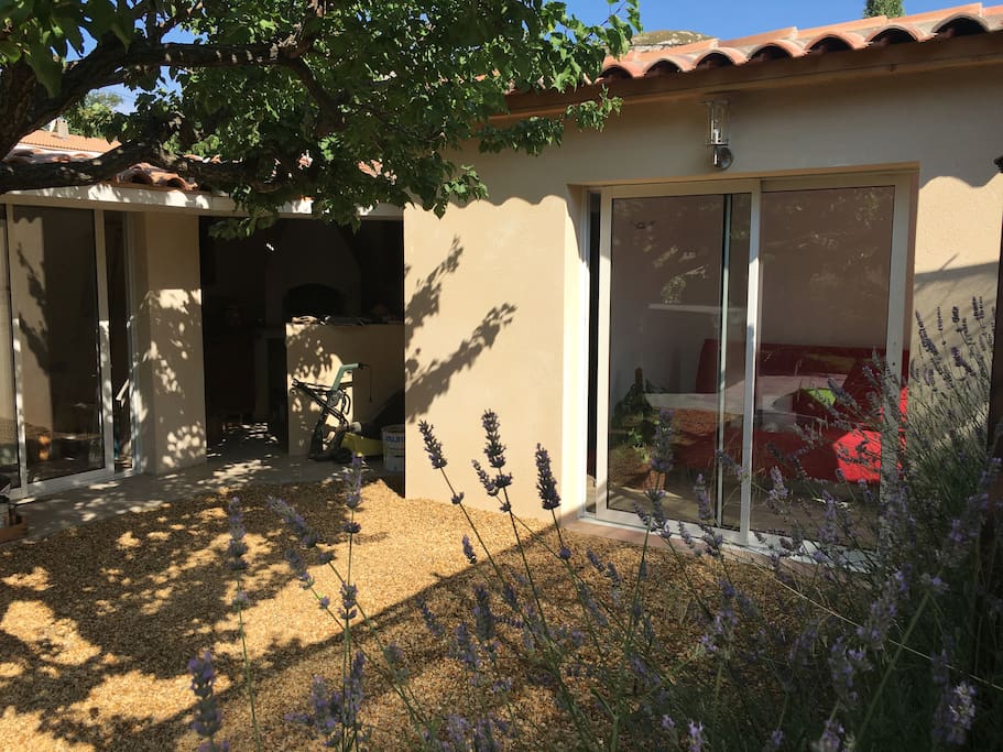 L'entrée de votre chambre à droite et la cuisine d'été