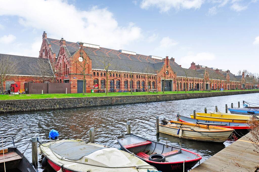 Just a stone's throw away from Westerpark and the Westergasfabriek