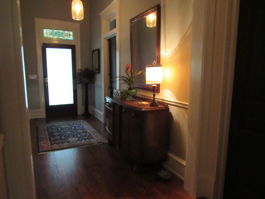 Private entrance hallway facing the front door