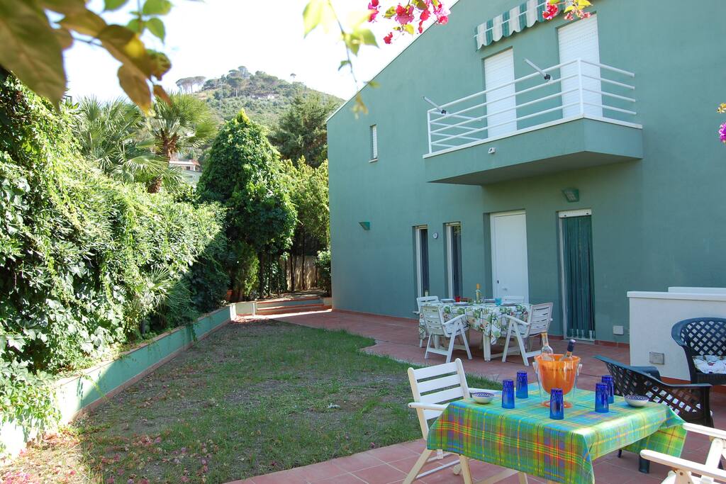 Vista casa e giardino