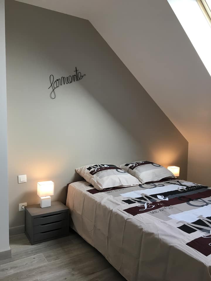 卧室配备140厘米床、更衣室和婴儿床。