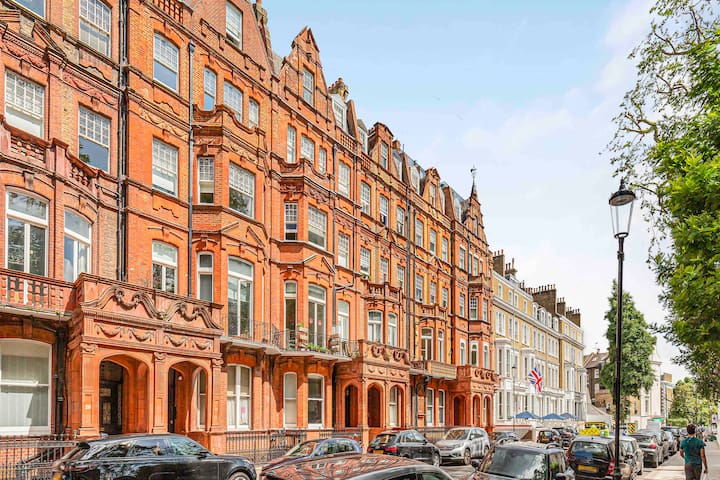 Penthouse with stunning views and great location! gallery image 3