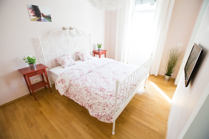 Chambre 1 : un grand lit king size et un placard