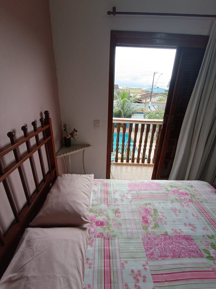 غرفة نوم 3 حمام داخلي، طابق علوي مع شرفة وإطلالات على حمام السباحة.