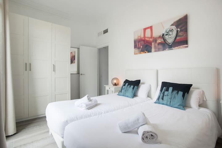 Homey apartment in the center with WIFI and A.A.