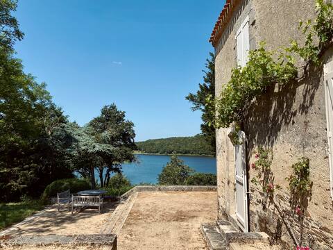 Big house on the lake, 10 min from the beach