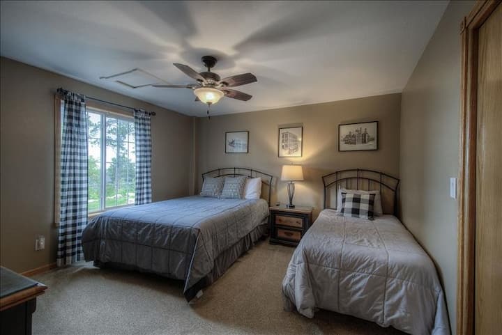 Dormitorio de abajo #6 con cama tamaño queen y dos camas individuales.