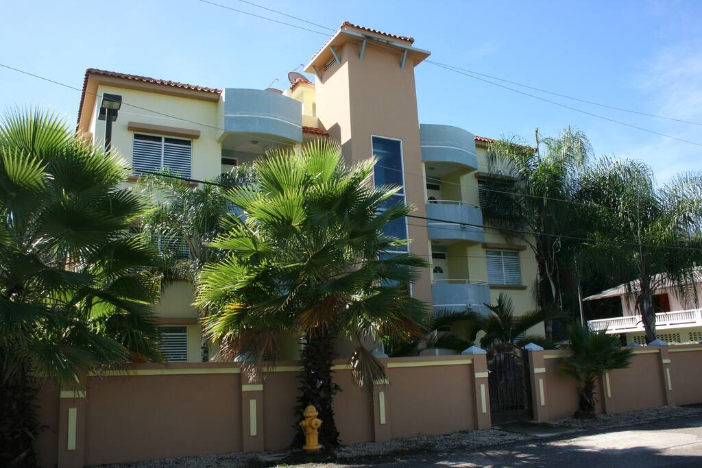 Edificio acogedor con 6 apartamentos y un estacionamiento asignado / Small cozy tower with 6 apartments and designated parking space