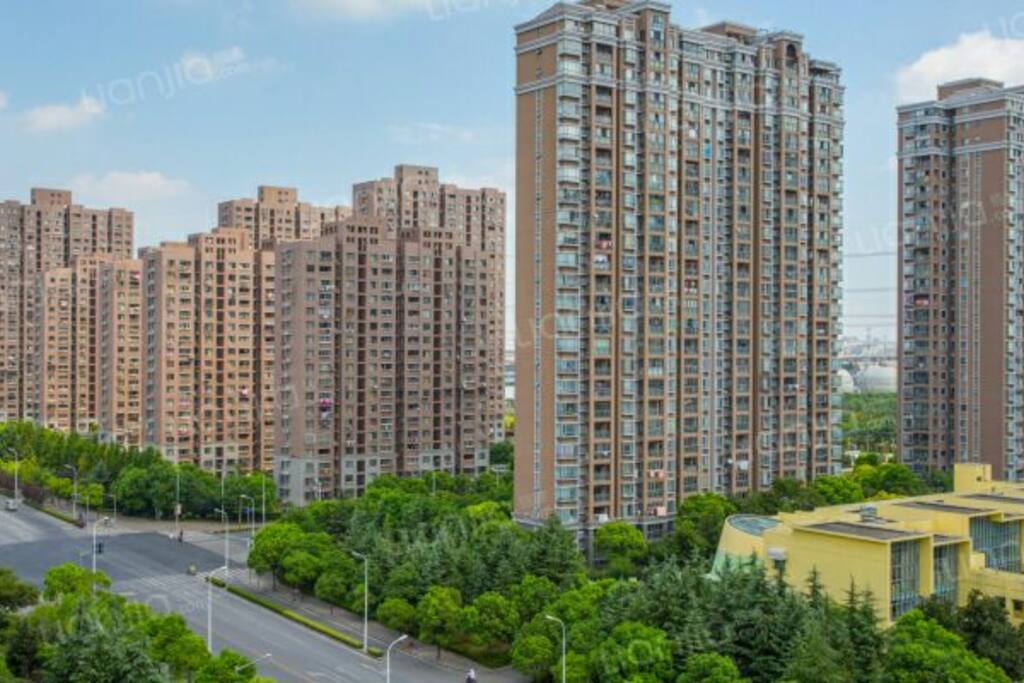 小区环境优美,保安24小时巡逻,刷卡进入安全放心。