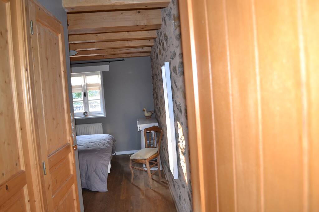 Entrée de la chambre avec les deux portes sdb et wc