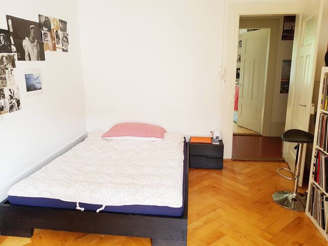 Zimmer in Altbauwohnung