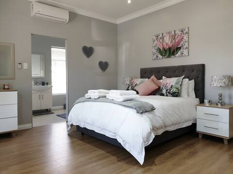 D's Studio 1  Luxury 3 bed Apart 10 min to Airport