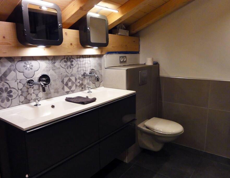 Salle de bain privée, 2 vasques, WC et grande baignoire