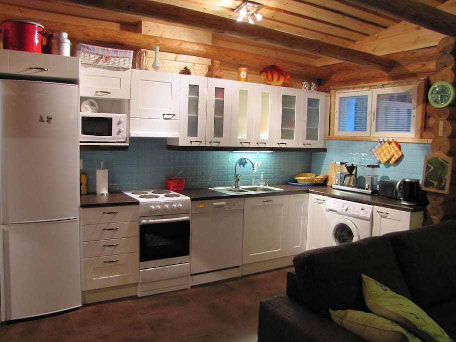 Keittiö on hyvin varusteltu. - The kitchen is well-equipped.