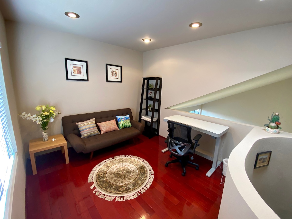 楼上的凹痕是这座精品联排别墅我最喜欢的地方！ 全新物品包括：可通往全尺寸床的蒲团床、装饰枕头、可调高电脑桌椅、带有精心挑选的艺术装饰的倾斜书架。 