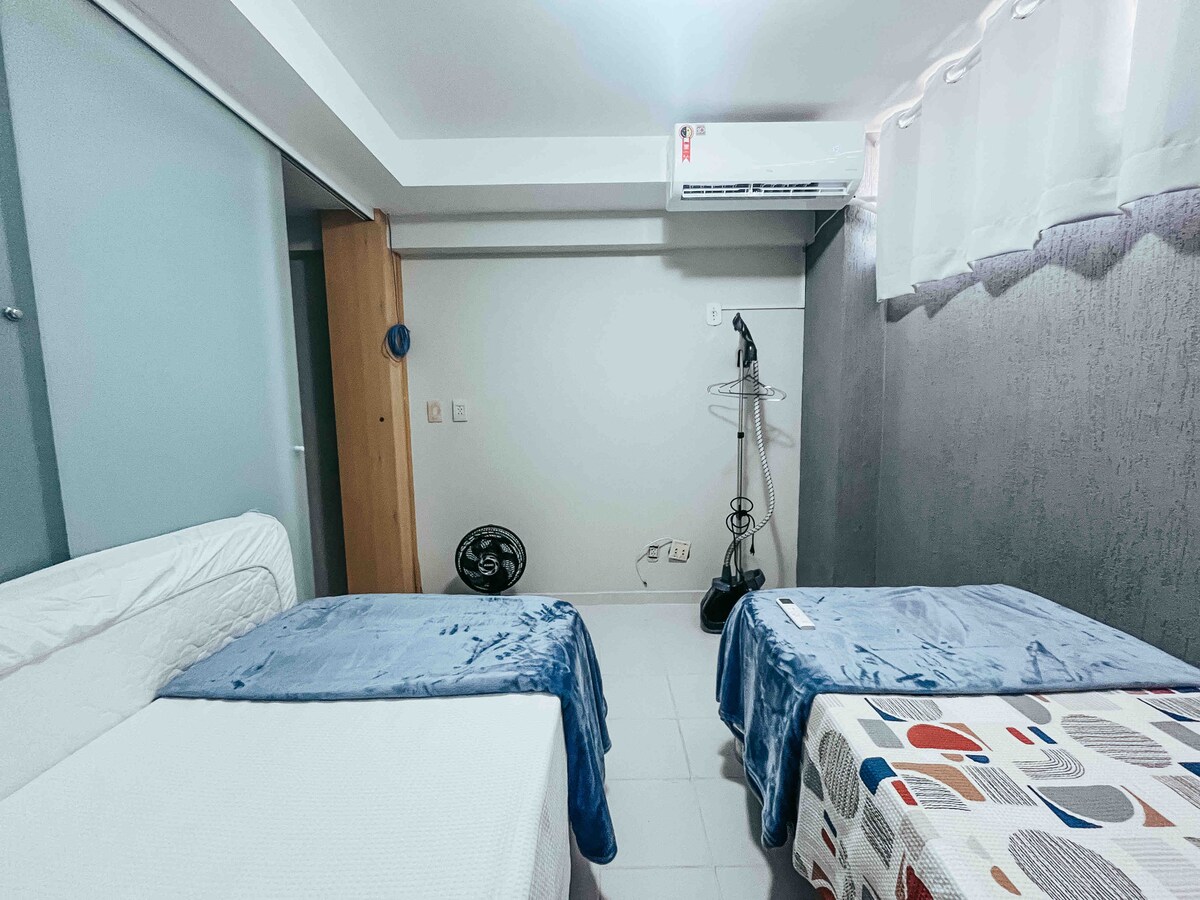Соба со клима уред од 12000 BTU. Два двокреветни кревета + единечен кауч (во дневната соба) + единечен душек. 