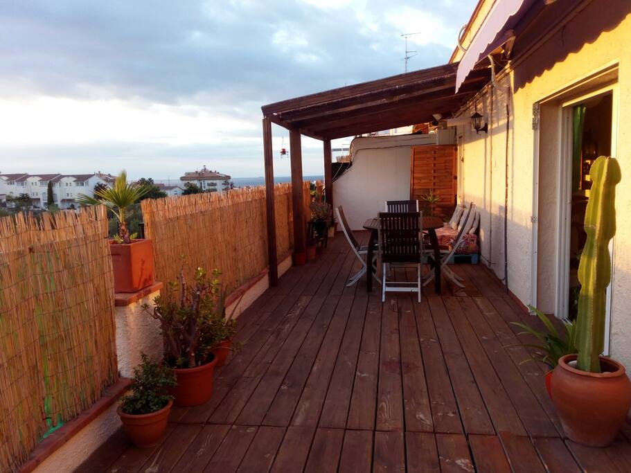 La terraza con vistas al mar.