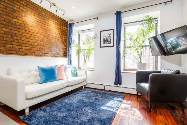 Stunning Two-Story 3 Bedroom, 2 Bathroom Flat gallery image 2