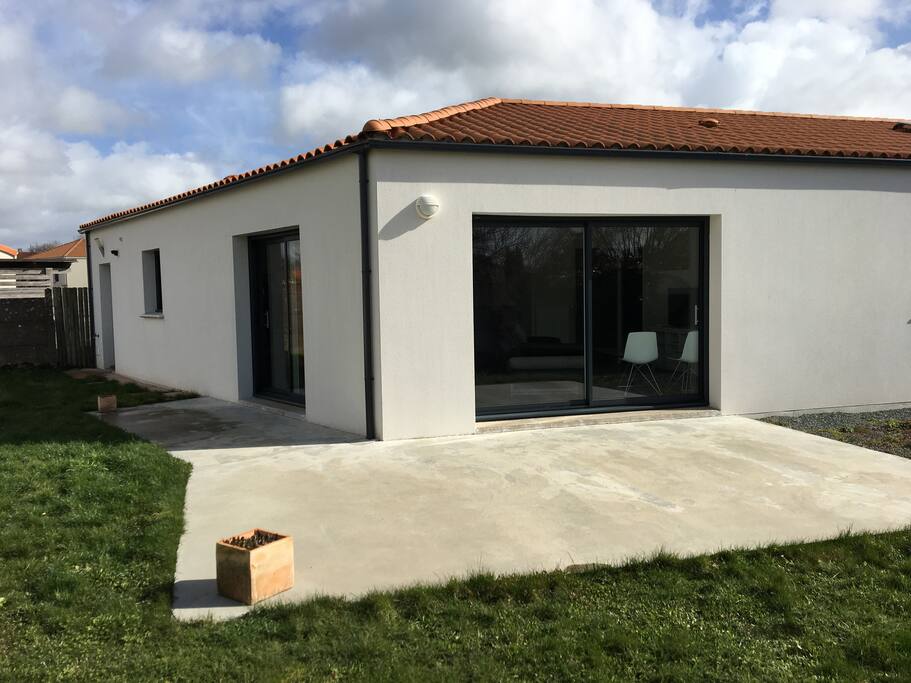 Terrasse extérieure avec salon de jardin