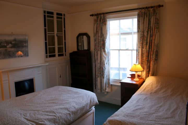 Bedroom 3
Front twin