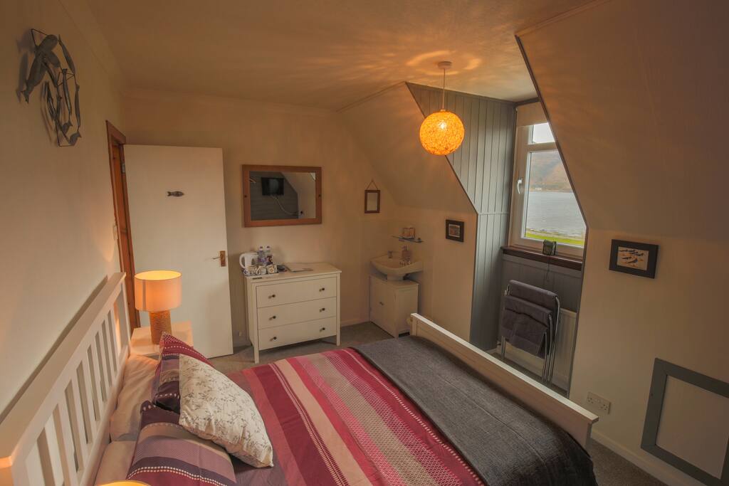 Cosy bedroom with a sea view.