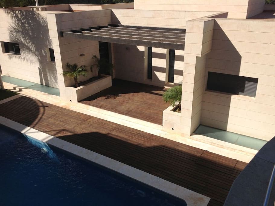 Piscina y entrada