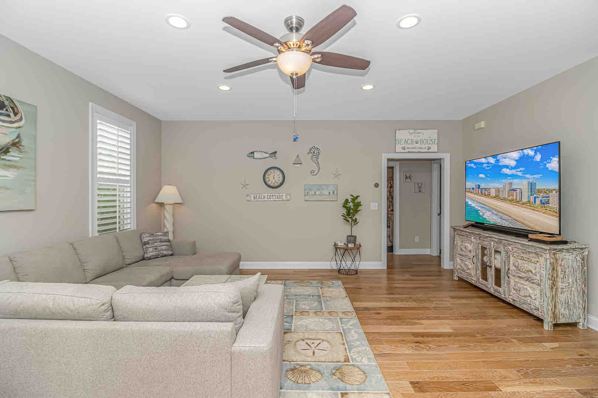 Თამაშები კარადაში, დინამიკი და დამტენები მაგიდაზე 