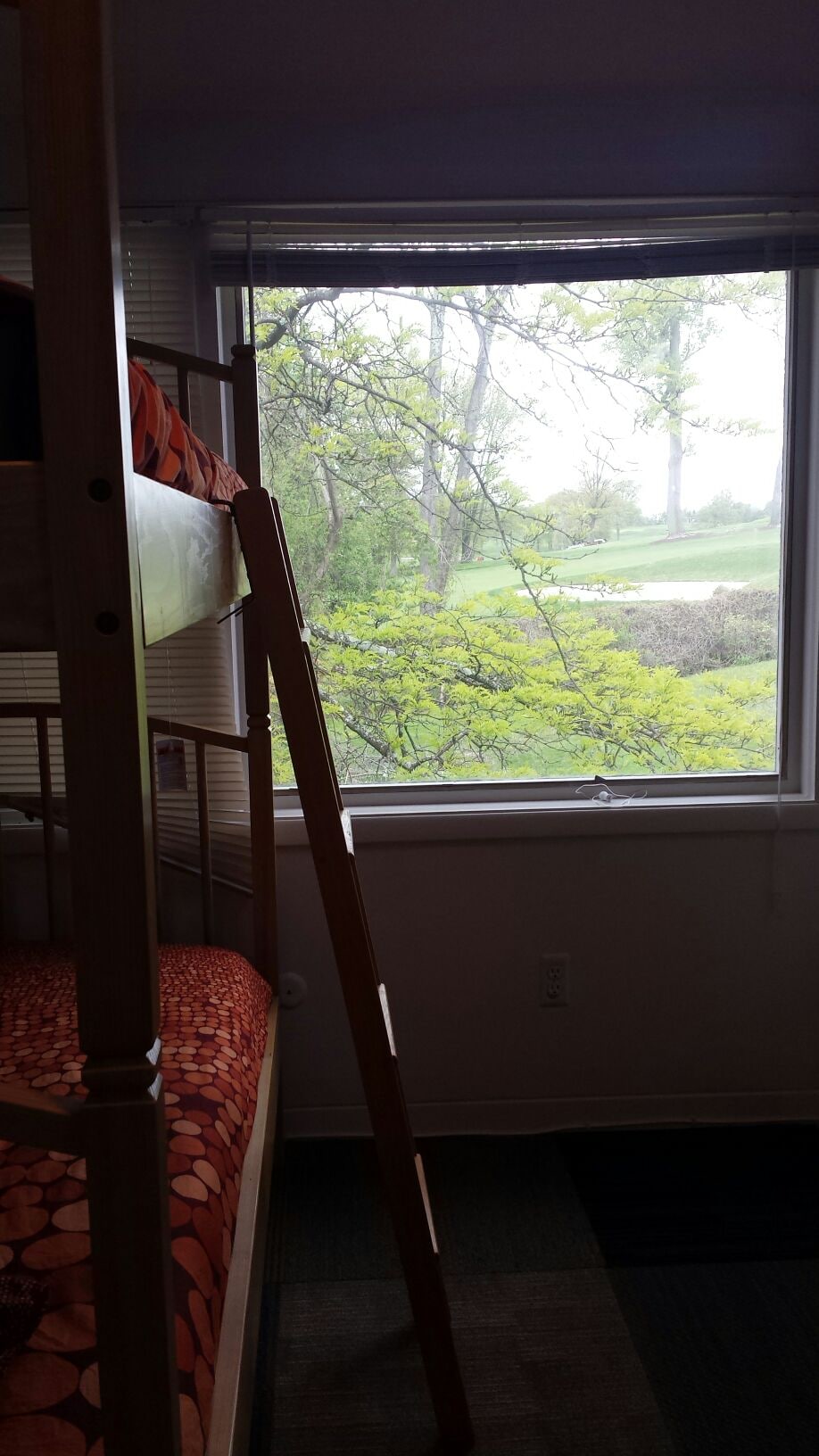 Twin Bunks და ხედი გოლფის მოედანი საოფისე კუთხე სივრცეში. 