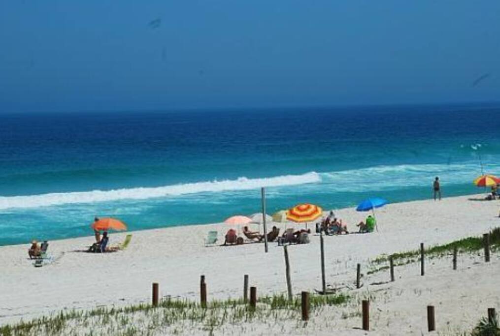 Praia próxima ao condomínio.