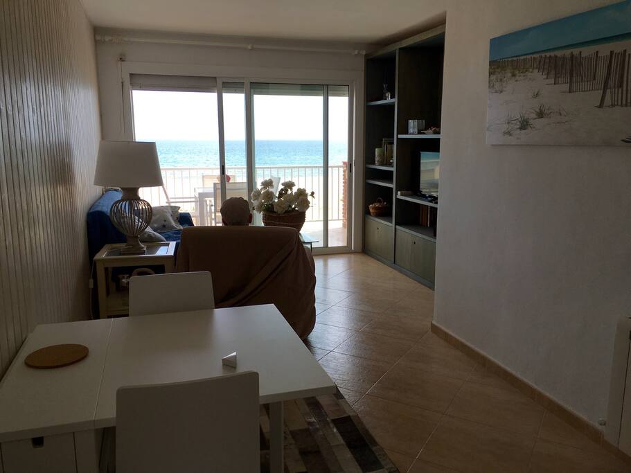 Salon comedor con vista al mar