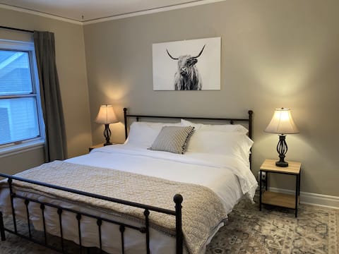 Cozy One Bedroom - King Bed