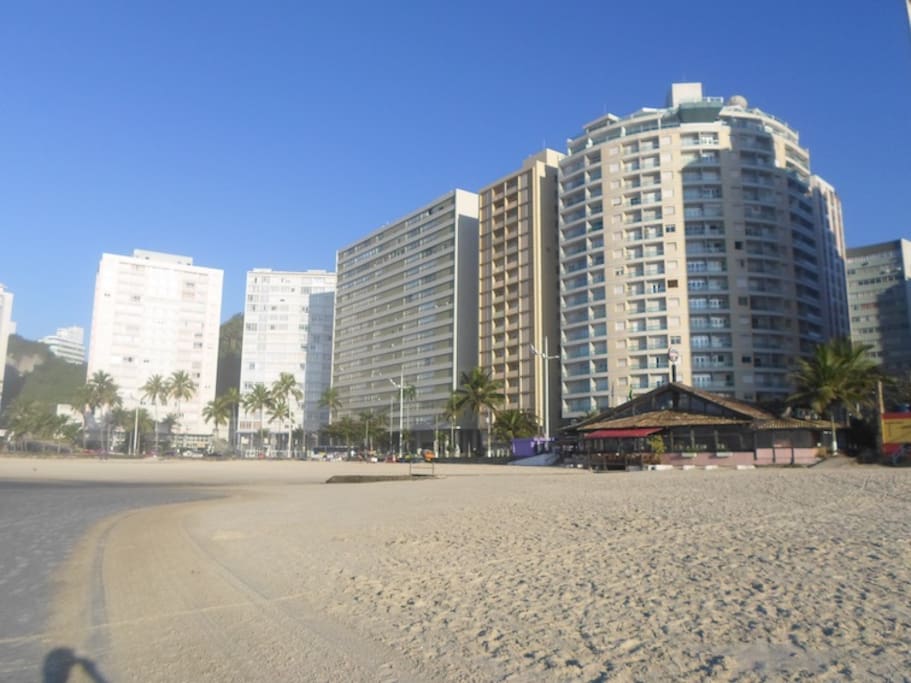 praia em frente. prédio atrás destes prédios de frente para praia