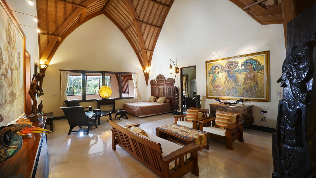 楼上的公共区域/起居区，配有额外的加大双人床