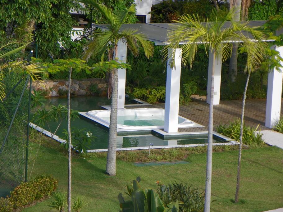 Banheira de hidromassagem com capacidade para oito pessoas