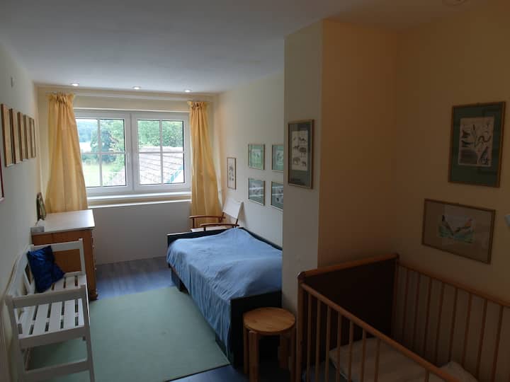 غرفة نوم 2 مع سرير أطفال