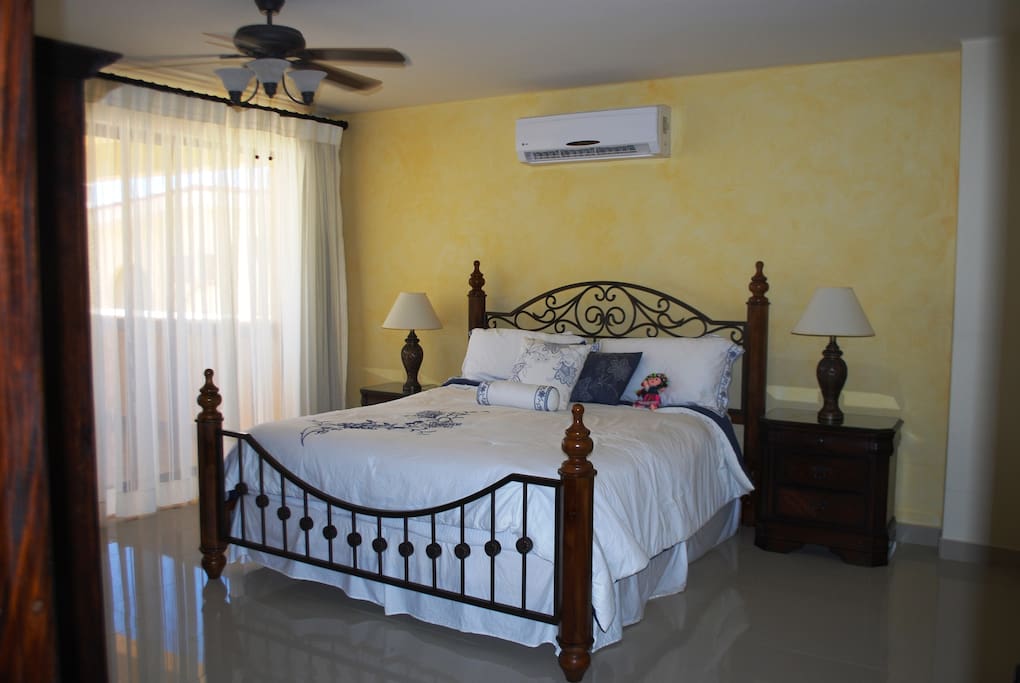 De slaapkamer boven leidt naar het zwembad.