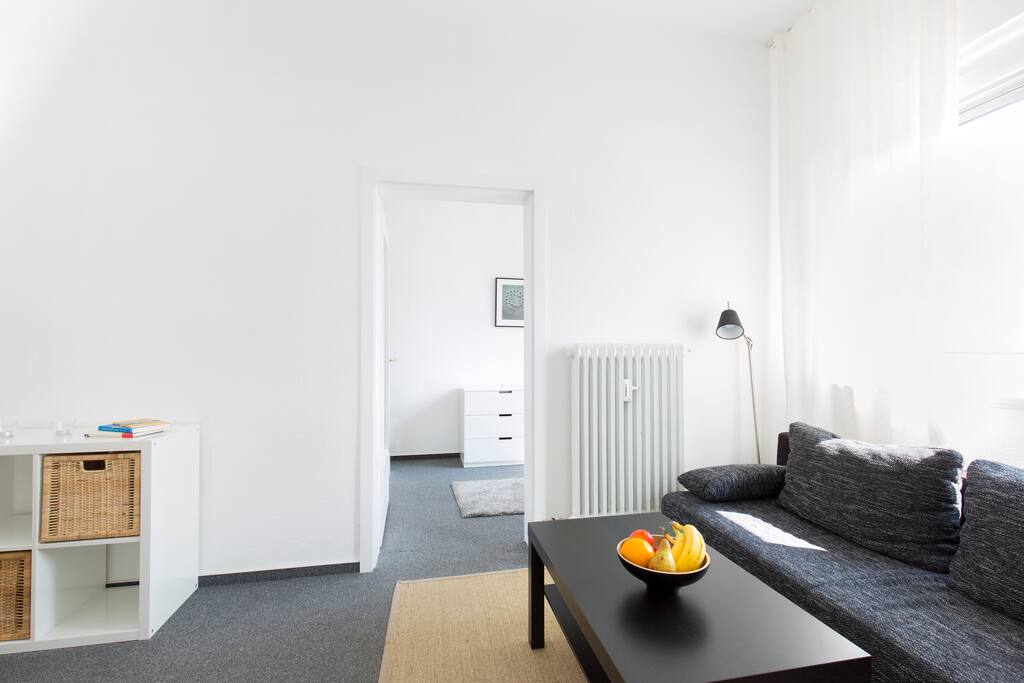 Wohnzimmer mit Blick ins Schlafzimmer
